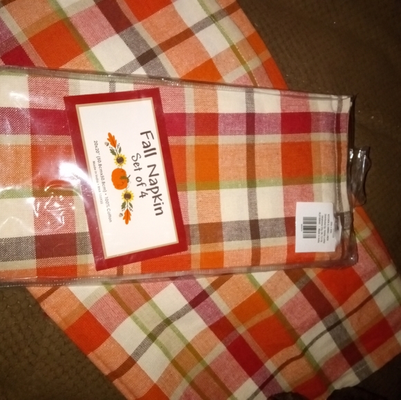 Set of 4 cloth napkins and set of four rustic wooden rings - Picture 5 of 6